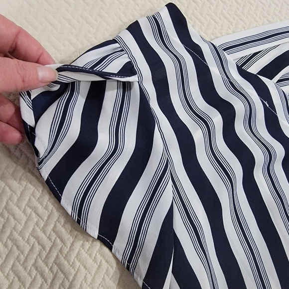 LOFT Striped Black and White Women's Top Flutter Sleeves Size Small - Picture 11 of 15